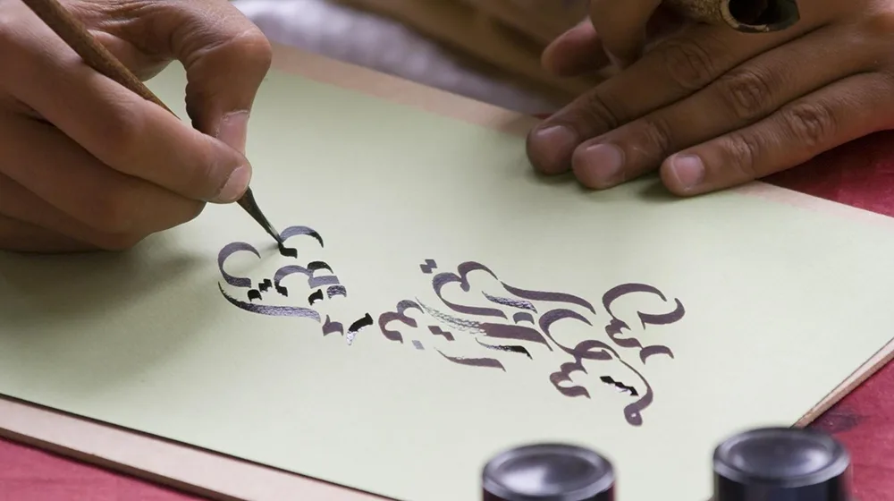 Lettere immerse nell’inchiostro: mostra di calligrafia araba dell’artista Eyas Alshayeb